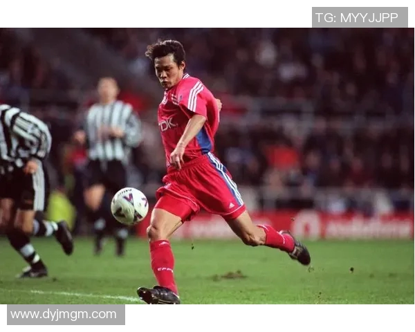 足球巨星的辉煌与挑战:从绿茵场的巅峰到背后的艰辛历程 足球巨星的辉煌与挑战:从绿茵场的巅峰到背后的艰辛历程