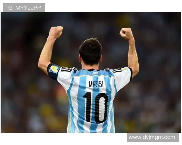 彩绘足球球星背影艺术作品展现运动与力量的完美结合