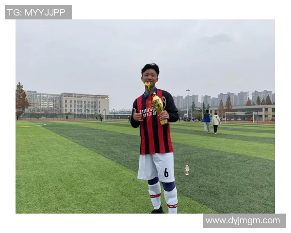 昔日足球场上的风云人物帅气退役后的人生新篇章