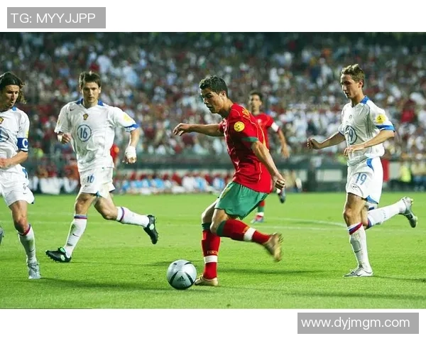 迷你足球传奇：从青涩少年到全球瞩目的球场巨星